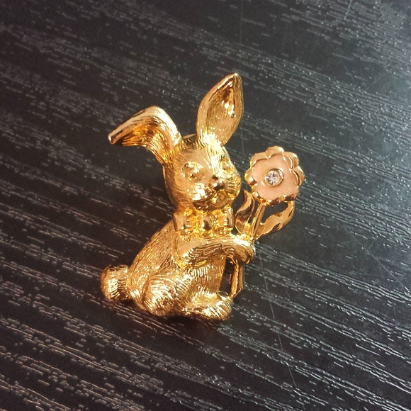 Avon Jewelry - Vintage Avon Gold Tone Bunny Tac PIn